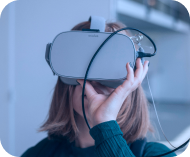 Mulher usando óculos de realidade virtual